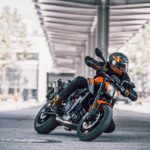 361968_MY21 KTM 890 DUKE_Action