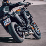 361982_MY21 KTM 890 DUKE_Action