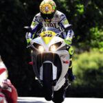 win-tt-yamaha-r1-ridden-by-rossi-9544_2