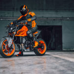 554198_MY24 KTM 990 DUKE_Static_Static_STATIC