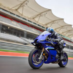 2025-Yamaha-YZF900R9-EU-Icon_Blue-Action-004-03